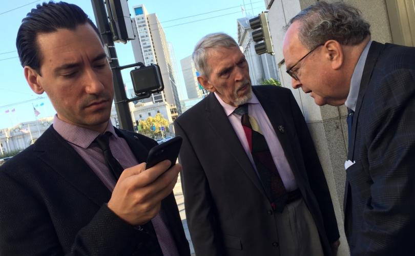 David Daleiden (Izda), Dr. Forrest Smith (centro) y Tom Brejcha (Derecha) de Thomas More Society afuera del Tribunal Superior de San Francisco el 17 de septiembre de 2019.